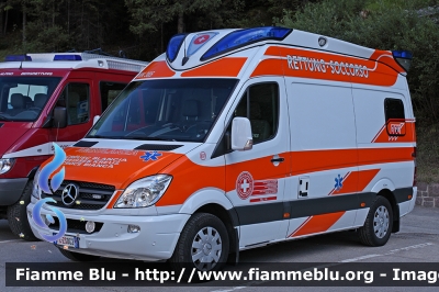 Mercedes-Benz Sprinter III serie
Croce Bianca Val Gardena
Weisses Kreuz Gröden
Creusc blancia de Gherdëina
S.Cristina (BZ)
Allestimento "Delfis" di Ambulanz Mobile
WK 385
PC ZS 0G2
Parole chiave: Mercedes-Benz Sprinter_IIIserie PCZS0G2