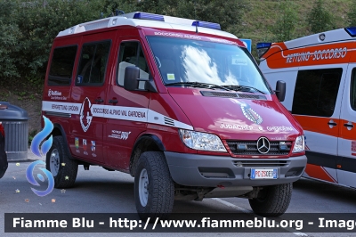 Mercedes-Benz Sprinter 4x4 II serie
Soccorso Alpino Val Gardena - Bergrettung Gröden
"Judacrëp Gherdëina - Catores"
St. Ulrich/Ortisei (BZ)
Allestimento  Mobiltec Fahrzeugebau con trazione integrale Iglhaut
PC ZS 0E9
Parole chiave: Mercedes-Benz Sprinter_4x4_IIserie PCZS0E9