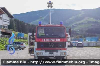 Merceds-Benz 1227
Vigili del Fuoco
Unione Distrettuale Alta Pusteria
Corpo Volontario di Valdaora di Sopra (BZ)
Bezirksverband Oberpustertal
Freiwillige Fuerwehr Oberolang
Allestito Rosenbauer
VF 09H BZ
Parole chiave: Merceds-Benz 1227 VF09HBZ