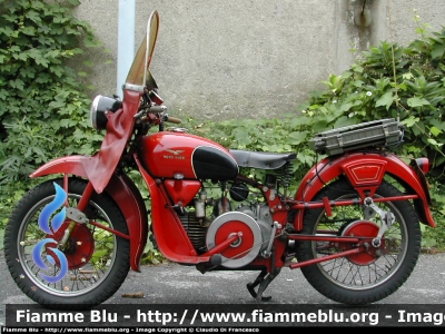 Moto Guzzi Falcone Turismo 500
Vigili del Fuoco
Comando Provinciale di Milano
Museo Storico
Munita di ricetrasmittente, è stata impiegata dalla Colonna Mobile Lombardia dal 1963 al 1974 durante le grandi calamità naturali, terremoti, alluvioni. Motore monocilindrico di 500cc. Potenza 23CV. Peso a secco 176 kg. Velocità massima 120 km/h.
VF 598
Parole chiave: Moto-Guzzi Falcone_Turismo_500 Museo_di_Milano VF598