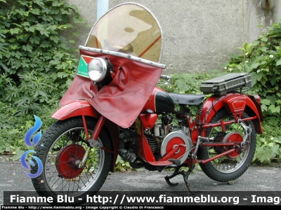 Moto Guzzi Falcone Turismo 500
Vigili del Fuoco
Comando Provinciale di Milano
Museo Storico
Munita di ricetrasmittente, è stata impiegata dalla Colonna Mobile Lombardia dal 1963 al 1974 durante le grandi calamità naturali, terremoti, alluvioni. Motore monocilindrico di 500cc. Potenza 23CV. Peso a secco 176 kg. Velocità massima 120 km/h.
VF 598
Parole chiave: Moto-Guzzi Falcone_Turismo_500 Museo_di_Milano VF598