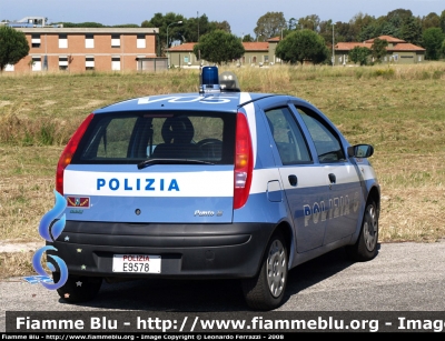 Fiat Punto II serie
Polizia di Stato
Aeroporto Pratica di Mare (RM)
Servizio aereo
Polizia E9578

Parole chiave: Fiat_Punto_IIserie Servizio_aereo PoliziaE9578 Pratica_di_Mare giornata_azzurra_2008