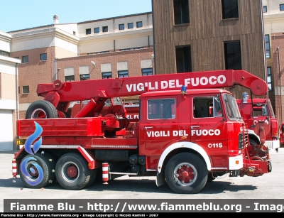 Fiat 697NP
Vigili del Fuoco
Comando Provinciale di Rimini
AutoGru da 16 ton allestimento Cristanini
VF 10429
Parole chiave: Fiat 697NP VF10429