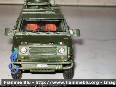 Iveco VM90P
Carabinieri 1° Rgt Paracadutisti Tuscania
Missione SFOR Sarajevo 1998
Forza di Stabilizzazione - Compagnia Multinazionale Military Police
Scala 1:43
Parole chiave: Iveco VM90P