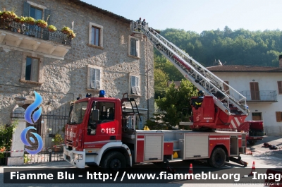 Iveco EuroFire 150E28 II serie
Vigili del Fuoco
Comando Provinciale di Modena
AutoScala da 30 metri allestimento Iveco-Magirus
VF 22939
Parole chiave: Iveco EuroFire_150E28_IIserie VF22939 Terremoto_2016