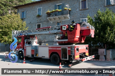 Iveco EuroFire 150E28 II serie
Vigili del Fuoco
Comando Provinciale di Modena
AutoScala da 30 metri allestimento Iveco-Magirus
VF 22939
Parole chiave: Iveco EuroFire_150E28_IIserie VF22939 Terremoto_2016