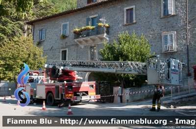 Iveco EuroFire 150E28 II serie
Vigili del Fuoco
Comando Provinciale di Modena
AutoScala da 30 metri allestimento Iveco-Magirus
VF 22939
Parole chiave: Iveco EuroFire_150E28_IIserie VF22939 Terremoto_2016