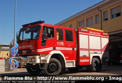 Iveco EuroFire 140E28 4x4 I serie
Vigili del Fuoco
Comando Provinciale di L'Aquila
AutoPompaSerbatoio allestimento Iveco-Magirus
VF 22699
Parole chiave: Iveco EuroFire_140E28_4x4_Iserie VF22699