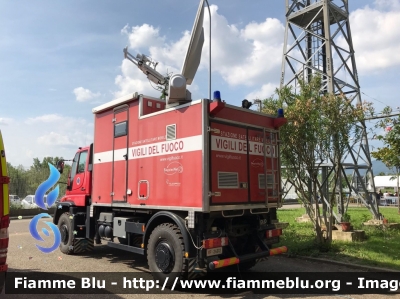 Mercedes-Benz Unimog U500
Vigili del Fuoco
Comando Provinciale di Firenze
Nucleo Radio e Telecomunicazioni
VF 24612
Parole chiave: Mercedes-Benz Unimog_U500 VF24612