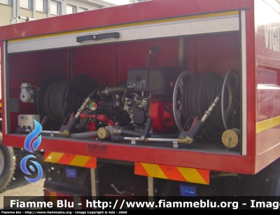 Mercedes-Benz Unimog U300
Vigili del Fuoco
Comando Provinciale di Varese
Attrezzatura scarrabile,qui con modulo AIB
VF 22953
Pompa idraulica
Parole chiave: Mercedes-Benz Unimog_U300 VF22953