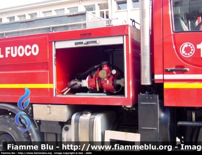 Mercedes-Benz Unimog U300
Vigili del Fuoco
Comando Provinciale di Varese
Attrezzatura scarrabile,qui con modulo AIB
VF 22953
Pompa idraulica
Parole chiave: Mercedes-Benz Unimog_U300 VF22953