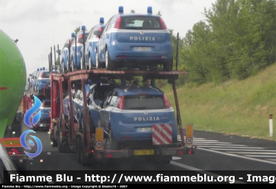 Fiat Grande Punto
Polizia di Stato
Polizia Postale e delle Telecomunicazioni
Qui riprese durante il trasporto, ancora con la targa civile dell'immatricolazione fatta da Poste Italiane
Parole chiave: Fiat Grande_Punto Polizia