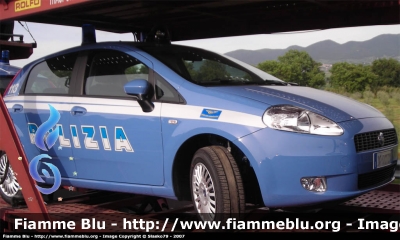 Fiat Grande Punto
Polizia di Stato
Polizia Postale e delle Telecomunicazioni
Qui riprese durante il trasporto, ancora con la targa civile dell'immatricolazione fatta da Poste Italiane
Parole chiave: Fiat Grande_Punto Polizia