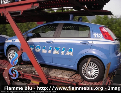 Fiat Grande Punto
Polizia di Stato
Polizia Postale e delle Telecomunicazioni
Qui riprese durante il trasporto, ancora con la targa civile dell'immatricolazione fatta da Poste Italiane
Parole chiave: Fiat Grande_Punto Polizia