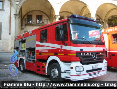 Mercedes-Benz Actros 1841 II serie
Vigili del Fuoco
Comando di Firenze
VF 23338
Parole chiave: Mercedes-Benz Actros_1841_IIserie VF23338 Santa_Barbara_2008