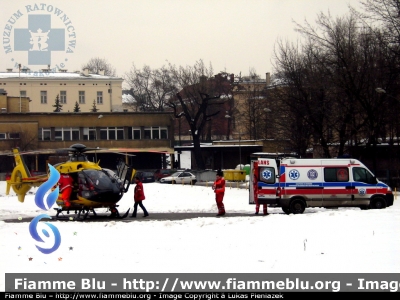 EC-135 - SP-SXF
Rzeczpospolita Polska - Polonia
Lotnicze Pogotowie Ratunkowe (Polish Air Ambulance)
SP-SXF 
Ratownik 6 - Cracovia
Atterraggio in elicottero presso l'Ospedale Universitario di Cracovia durante il trasferimento del paziente allo specialista ambulanza ("S")
Parole chiave: EC-135 Elicottero Lotnicze_Pogotowie_Ratunkowe_Polish_Air_Ambulance_Cracovia