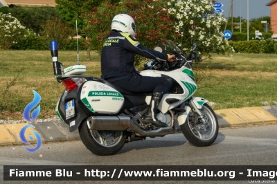 Honda Deauville III serie
Polizia Locale Brescia
POLIZIA LOCALE YA 02870
POLIZIA LOCALE YA 02872
In scorta alla 1000 Miglia 2022
Parole chiave: Honda Deauville_IIIserie POLIZIALOCALEYA02870 POLIZIALOCALEYA02872 1000_Miglia_2022