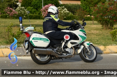 Honda Deauville III serie
Polizia Locale Brescia
POLIZIA LOCALE YA 02870
POLIZIA LOCALE YA 02872
In scorta alla 1000 Miglia 2022
Parole chiave: Honda Deauville_IIIserie POLIZIALOCALEYA02870 POLIZIALOCALEYA02872 1000_Miglia_2022