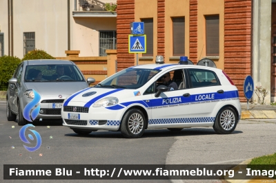 Fiat Grande Punto
Polizia Municipale Unione dei Comuni
di Copparo, Tresignana, Riva del Po
Allestimento Focaccia
POLIZIA LOCALE YA 033 AR
Parole chiave: Fiat Grande_Punto POLIZIALOCALEYA033AR