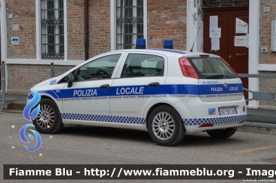 Fiat Grande Punto
Polizia Municipale Unione dei Comuni
di Copparo, Tresignana, Riva del Po
Allestimento Focaccia
POLIZIA LOCALE YA 031 AR

Parole chiave: Fiat Grande Punto