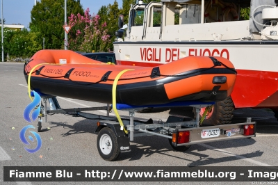 Gommone
Vigili del Fuoco
Comando Provinciale di Bologna
Distaccamento Volontario Molinella
VF R04921
Parole chiave: VFR04921