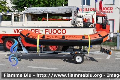 Gommone
Vigili del Fuoco
Comando Provinciale di Bologna
Distaccamento Volontario Molinella
VF R04921
Parole chiave: VFR04921