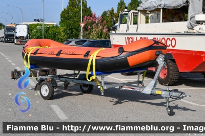 Gommone
Vigili del Fuoco
Comando Provinciale di Bologna
Distaccamento Volontario Molinella
VF R04921
Parole chiave: VFR04921