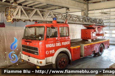 Fiat 684N
Vigili del Fuoco
Comando Provinciale di Ferrara
Distaccamento Permanente di Cento (FE)
Autoscala allestimento Magirus Macchi
VF 10029
Parole chiave: Fiat 684N VF10029