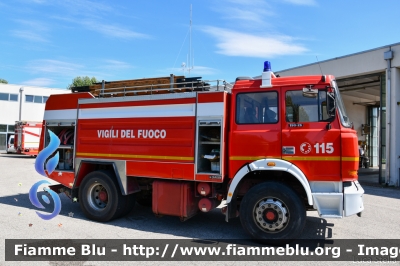 Iveco 190-26
Vigili del Fuoco
Comando Provinciale di Ferrara
Disaccamento Permanente di Portomaggiore
AutoBottePompa allestimento Baribbi I fornitura
II livrea
VF 16031
Parole chiave: Iveco 190-26 VF16031