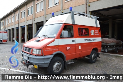 Iveco Daily 40-10 4x4 II serie
Vigili del Fuoco
Comando Provinciale di Verona
Nucleo Speleo Alpino Fluviale SAF
VF 17324
Parole chiave: Iveco Daily_40-10_4x4_IIserie VF17324