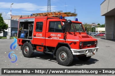 Iveco VM90
Vigili del Fuoco
Comando Provinciale di Parma
Polisoccorso allestimento Iveco-Magirus
VF 17945
Parole chiave: Iveco VM90 VF17945