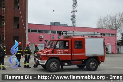 Iveco VM90
Vigili del Fuoco
Comando Provinciale di Ravenna
Nucleo SAF
VF 17947
Santa Barbara 2014 Ravenna
Parole chiave: Iveco VM90 VF17947 Santa_Barbara_2014