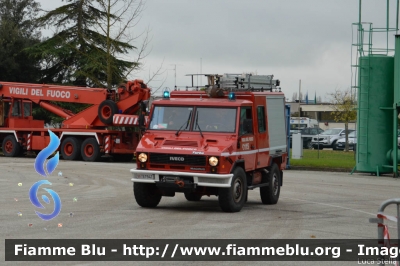 Iveco VM90
Vigili del Fuoco
Comando Provinciale di Ravenna
Nucleo SAF
VF 17947
Santa Barbara 2014 Ravenna
Parole chiave: Iveco VM90 VF17947 Santa_Barbara_2014