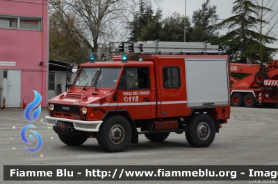 Iveco VM90
Vigili del Fuoco
Comando Provinciale di Ravenna
Nucleo SAF
VF 17947
Santa Barbara 2014 Ravenna
Parole chiave: Iveco VM90 VF17947 Santa_Barbara_2014