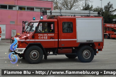 Iveco VM90
Vigili del Fuoco
Comando Provinciale di Ravenna
Nucleo SAF
VF 17947
Santa Barbara 2014 Ravenna
Parole chiave: Iveco VM90 VF17947 Santa_Barbara_2014