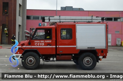 Iveco VM90
Vigili del Fuoco
Comando Provinciale di Ravenna
Nucleo SAF
VF 17947
Santa Barbara 2014 Ravenna
Parole chiave: Iveco VM90 VF17947 Santa_Barbara_2014