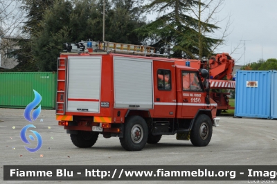 Iveco VM90
Vigili del Fuoco
Comando Provinciale di Ravenna
Nucleo SAF
VF 17947
Santa Barbara 2014 Ravenna
Parole chiave: Iveco VM90 VF17947 Santa_Barbara_2014