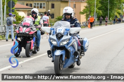 Yamaha FJR 1300 II serie
Polizia di Stato
Polizia Stradale
Allestimento Elevox
POLIZIA G3093
in scorta al Giro d'Italia 2021
Moto "17"
Parole chiave: Yamaha FJR_1300_IIserie POLIZIAG3093 Giro_D_Italia_2021