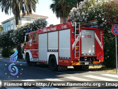 Iveco EuroFire 150E27 I serie
Vigili del Fuoco
Comando Provinciale di Ascoli Piceno
Distaccamento Permanente di San Benedetto del Tronto
AutoPompaSerbatoio allestimento Iveco-Magirus
Ricondizionata Fortini 
VF 18192
Parole chiave: Iveco EuroFire_150E27_Iserie VF18192