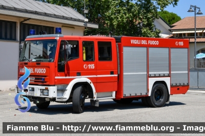 Iveco EuroFire 150E27 I serie
Vigili del Fuoco
Comando Provinciale di Forlì Cesena
Distaccamento Volontario di Cesenatico
AutoPompaSerbatoio allestimento Iveco-Magirus
VF 18415
Parole chiave: Iveco EuroFire_150E27_Iserie VF18415