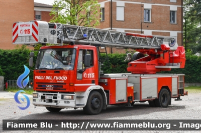 Iveco EuroFire 150E27 I serie
 Vigili del Fuoco
Comando Provinciale di Reggio Emilia
AutoScala da 37 metri allestimento Iveco-Magirus
VF 19208
Parole chiave: Iveco EuroFire_150E27_Iserie VF19208