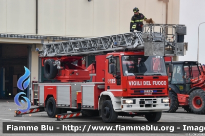 Iveco EuroFire 150E27 I serie
Vigili del Fuoco
Comando Provinciale di Ferrara
AutoScala da 37 metri allestimento Iveco-Magirus
Ricondizionata Carrozzeria Fortini
VF 19237
Parole chiave: Iveco EuroFire_150E27_Iserie VF19237