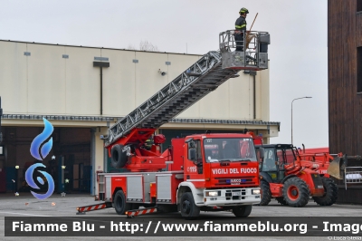 Iveco EuroFire 150E27 I serie
Vigili del Fuoco
Comando Provinciale di Ferrara
AutoScala da 37 metri allestimento Iveco-Magirus
Ricondizionata Carrozzeria Fortini
VF 19237
Parole chiave: Iveco EuroFire_150E27_Iserie VF19237