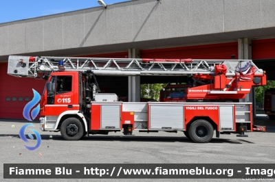 Iveco EuroFire 150E28 I serie
Vigili del Fuoco
Comando Provinciale di Parma
EX Comando Provinciale di La Spezia
AutoScala da 30 metri allestimento Iveco-Magirus
VF 21636
Parole chiave: Iveco EuroFire_150E28_Iserie VF21636