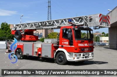 Iveco EuroFire 150E28 I serie
Vigili del Fuoco
Comando Provinciale di Parma
EX Comando Provinciale di La Spezia
AutoScala da 30 metri allestimento Iveco-Magirus
VF 21636
Parole chiave: Iveco EuroFire_150E28_Iserie VF21636