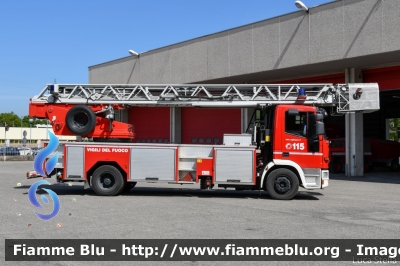 Iveco EuroFire 150E28 I serie
Vigili del Fuoco
Comando Provinciale di Parma
EX Comando Provinciale di La Spezia
AutoScala da 30 metri allestimento Iveco-Magirus
VF 21636
Parole chiave: Iveco EuroFire_150E28_Iserie VF21636