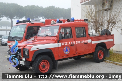 Land Rover Defender 130
Vigili del Fuoco
Comando Provinciale di Ferrara
Distaccamento Permanente di Comacchio
Prima fornitura regione Emilia Romagna
VF 22090
Parole chiave: Land-Rover Defender_130 VF22090 Santa_Barbara_2018