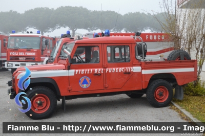 Land Rover Defender 130
Vigili del Fuoco
Comando Provinciale di Ferrara
Distaccamento Permanente di Comacchio
Prima fornitura regione Emilia Romagna
VF 22090
Parole chiave: Land-Rover Defender_130 VF22090 Santa_Barbara_2018