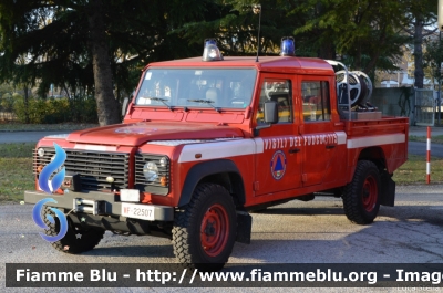 Land Rover Defender 130
Vigili del Fuoco
Comando Provinciale di Ravenna
VF 22507
Parole chiave: Land-Rover Defender_130 VF22507 Santa_Barbara_2017