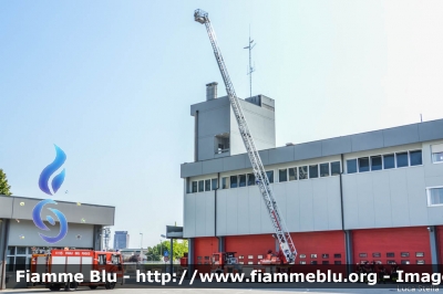 Iveco EuroFire 150E28 I serie
Vigili del Fuoco
Comando Provinciale di Padova
AutoScala da 30 metri allestimento Iveco-Magirus
VF 22539
Parole chiave: Iveco EuroFire_150E28_Iserie VF22539